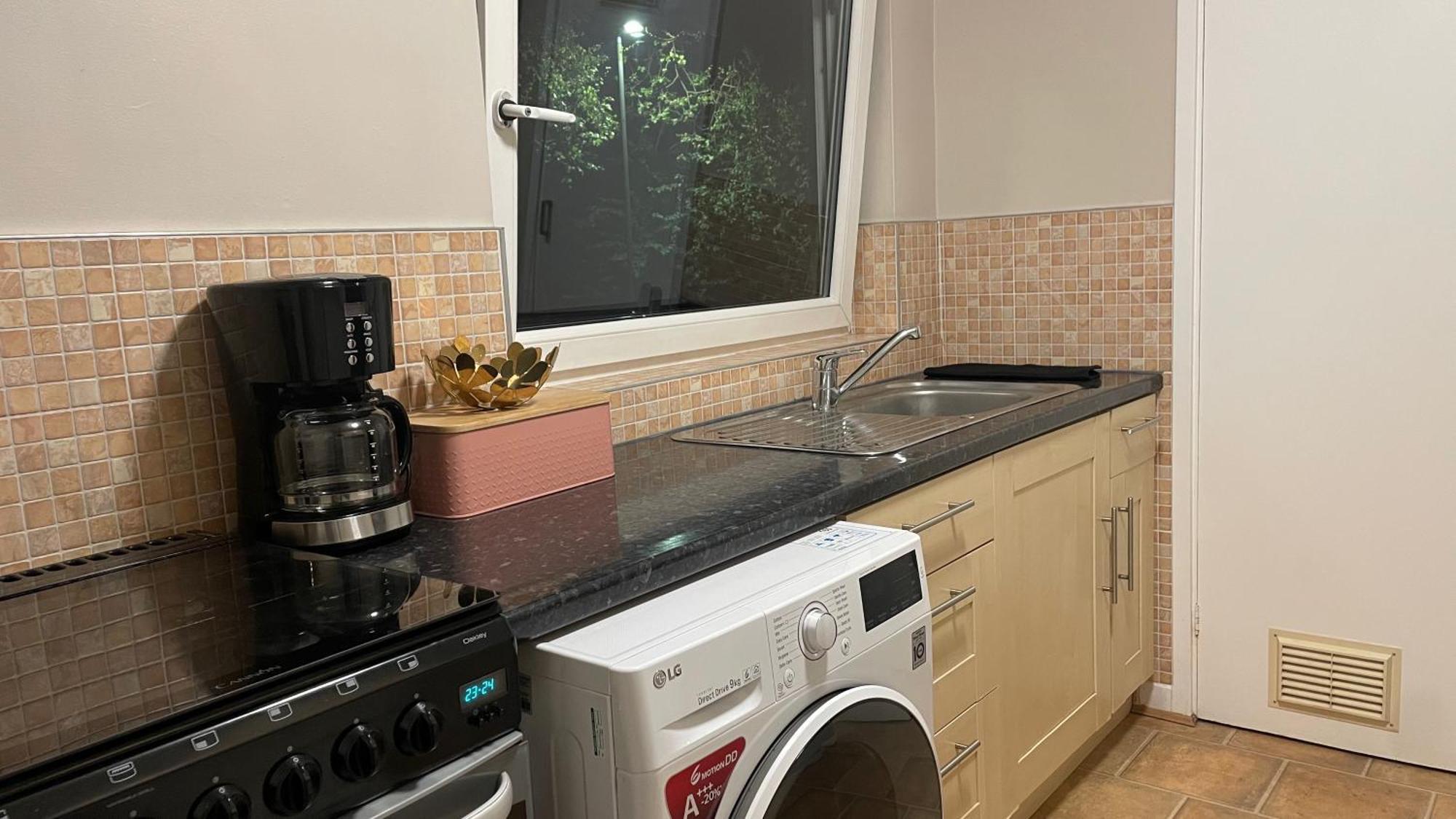 Cosy Flat For 4, Family Friendly, Private Parking, Close To Central London Eksteriør billede