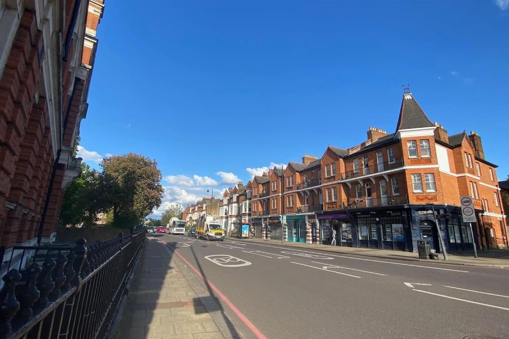 Cosy Flat For 4, Family Friendly, Private Parking, Close To Central London Eksteriør billede