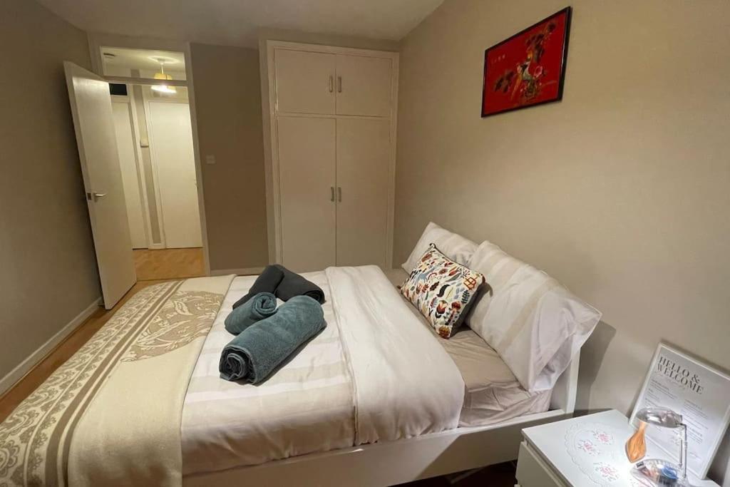 Cosy Flat For 4, Family Friendly, Private Parking, Close To Central London Eksteriør billede