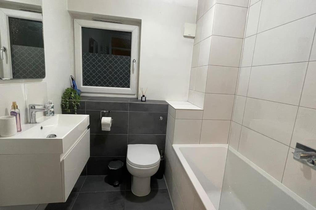 Cosy Flat For 4, Family Friendly, Private Parking, Close To Central London Eksteriør billede