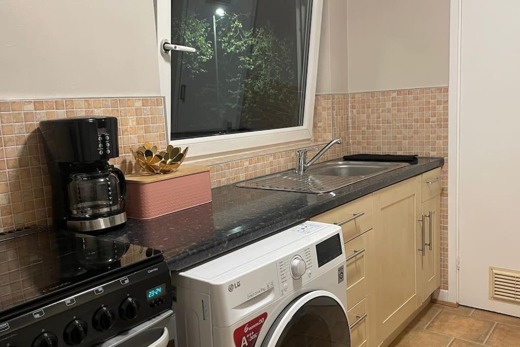 Cosy Flat For 4, Family Friendly, Private Parking, Close To Central London Eksteriør billede